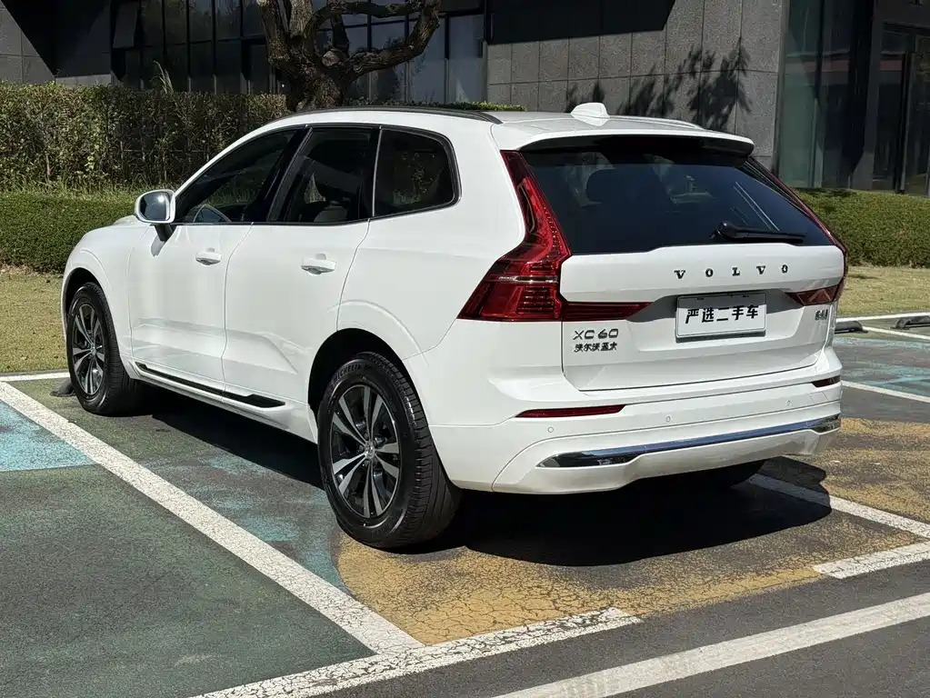 Volvo XC60 — фото 13