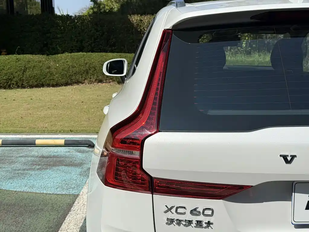 Volvo XC60 — фото 6