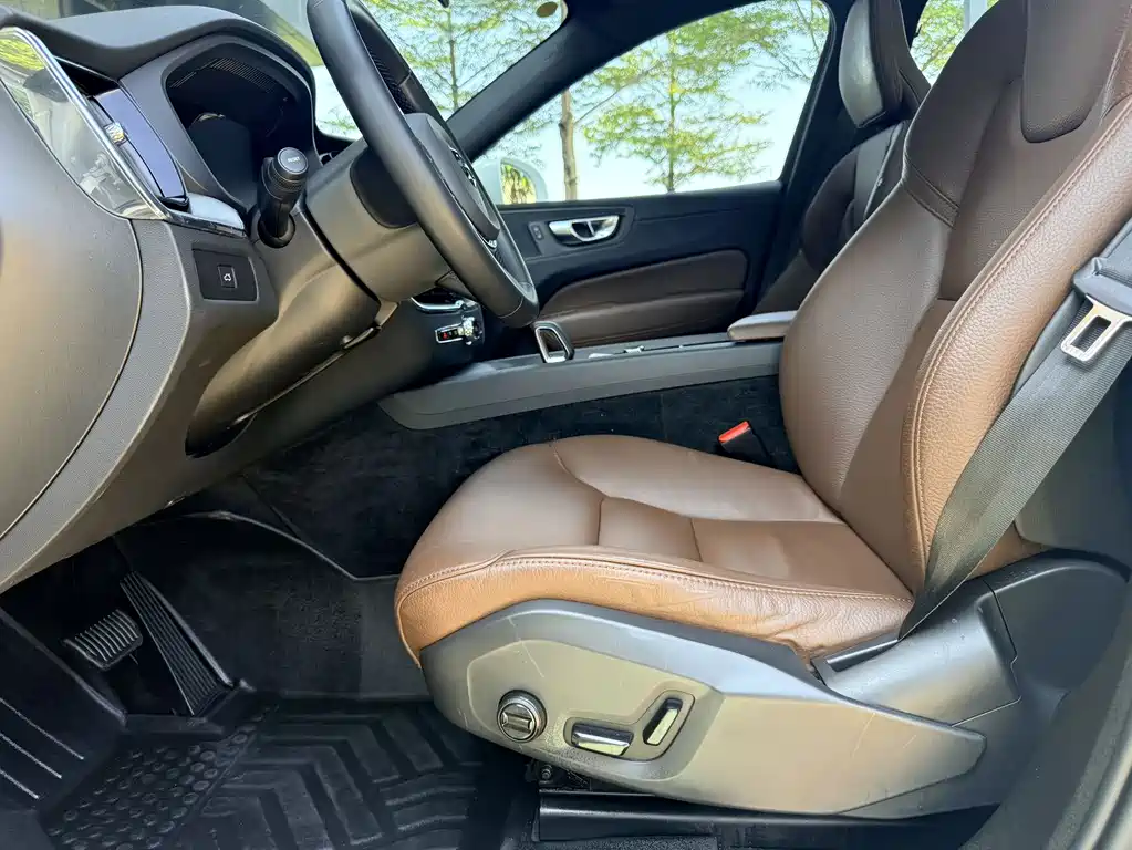 Volvo XC60 — фото 10
