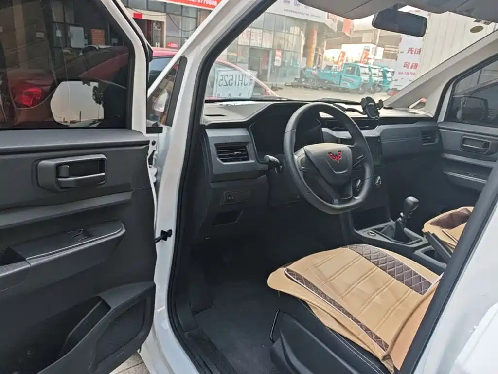 Wuling Hongguang PLUS — фото 15