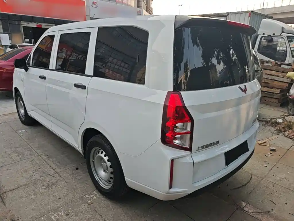 Wuling Hongguang PLUS — фото 4