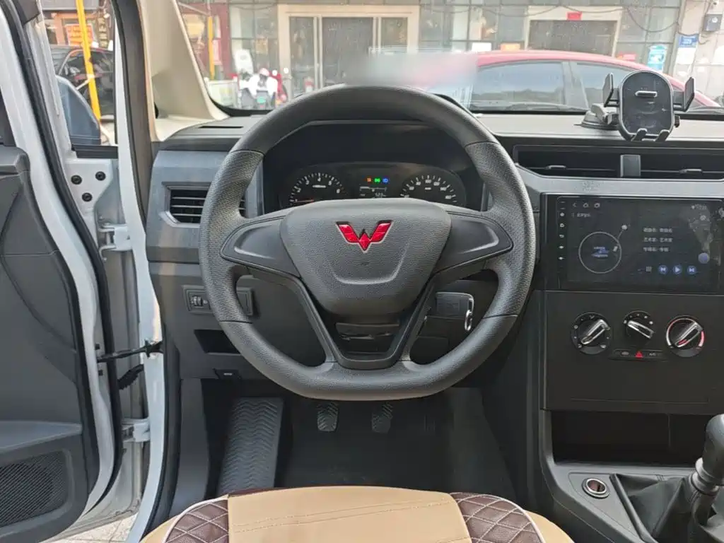 Wuling Hongguang PLUS — фото 10