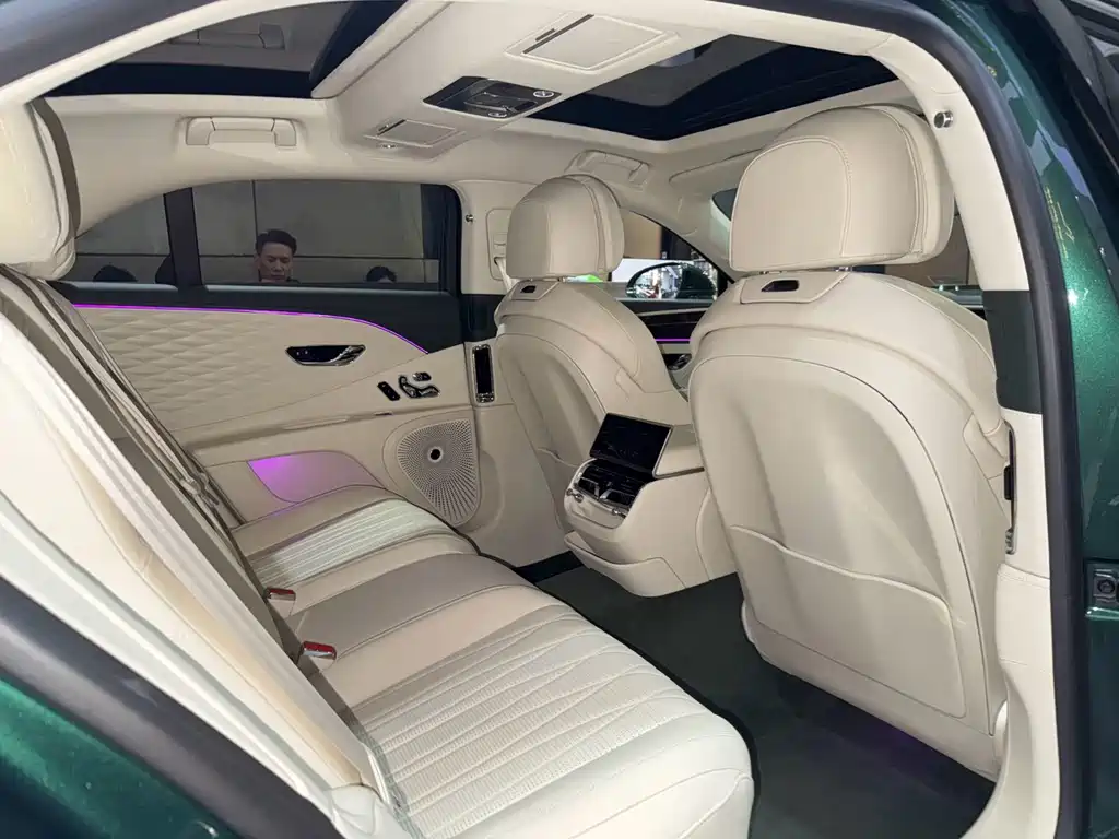 Bentley Flying Spur — фото 19
