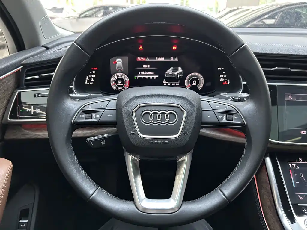 Audi Q7 — фото 23