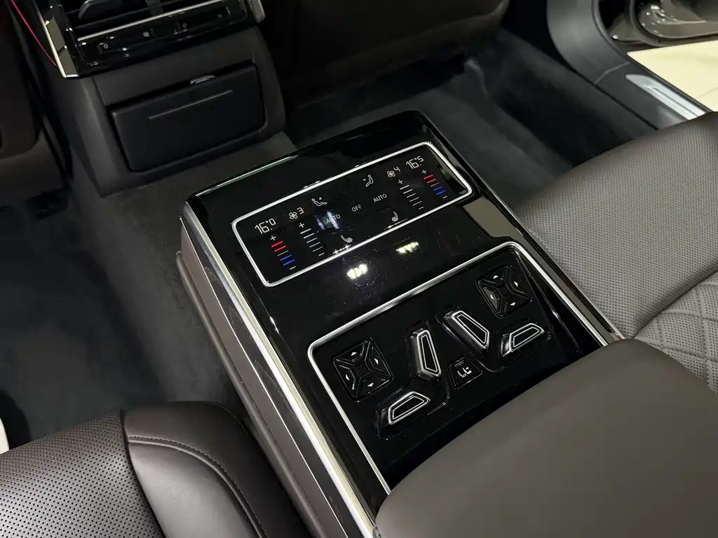 Audi A8 — фото 11