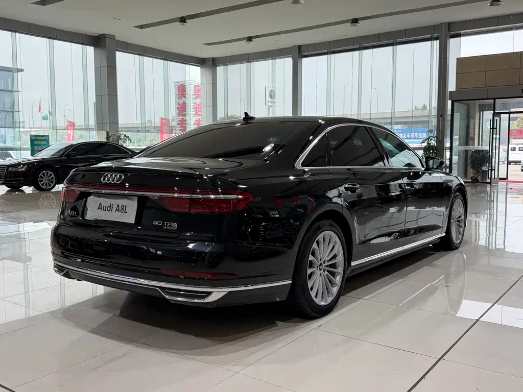 Audi A8 — фото 3