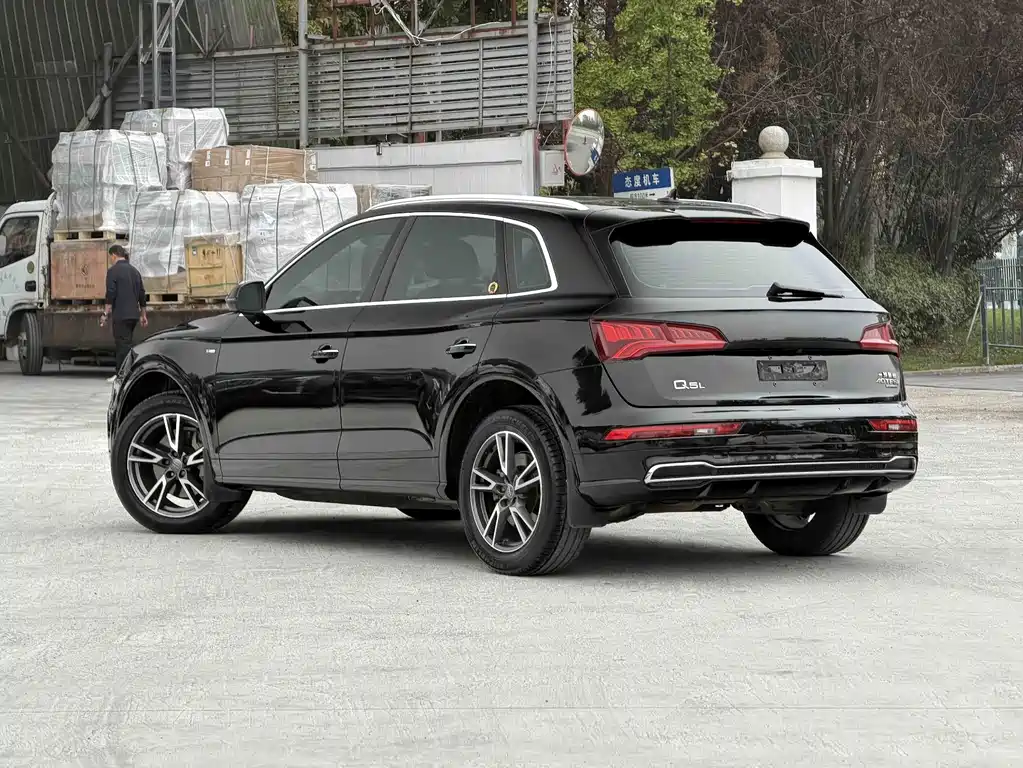 Audi Q5L — фото 7