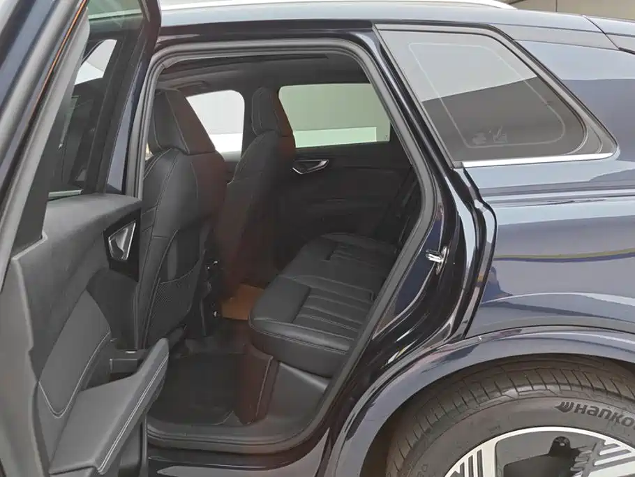 Audi Q4 e-tron — фото 11