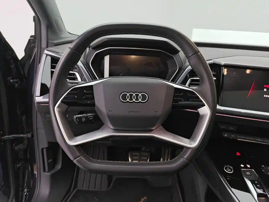 Audi Q4 e-tron — фото 15
