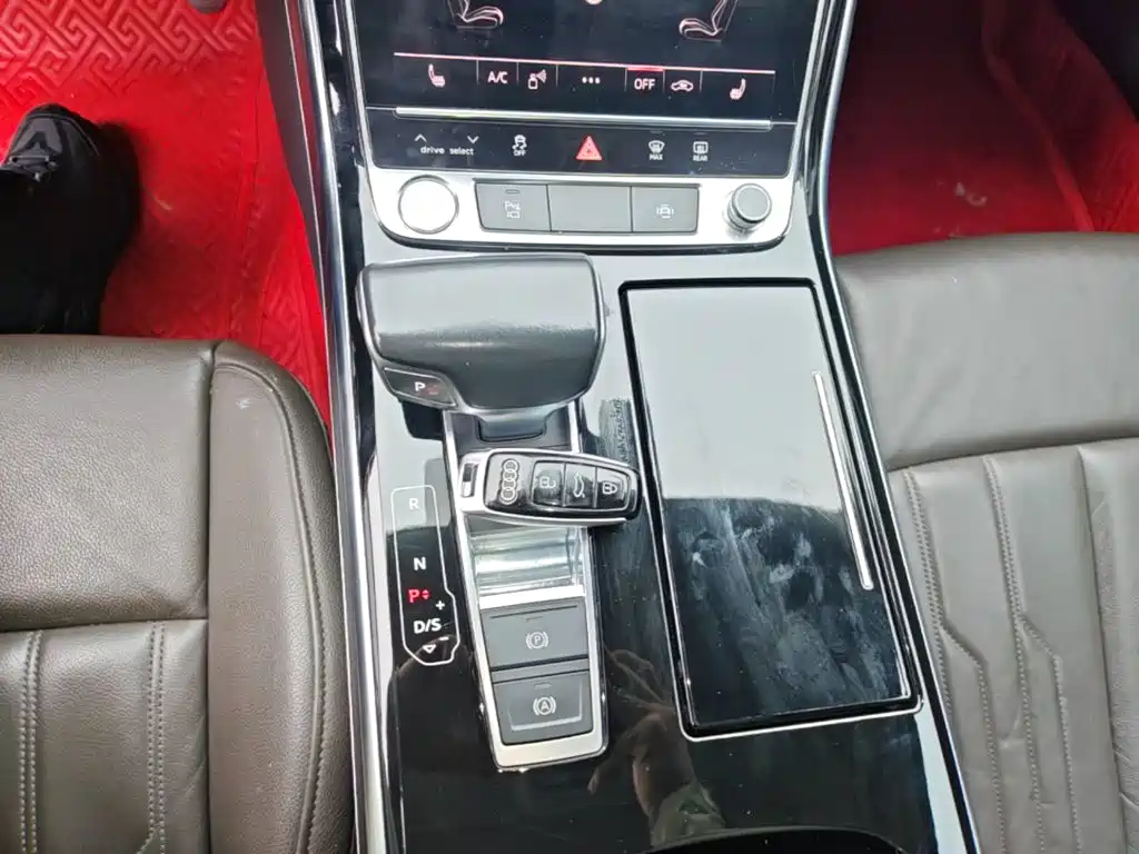 Audi A8 — фото 13