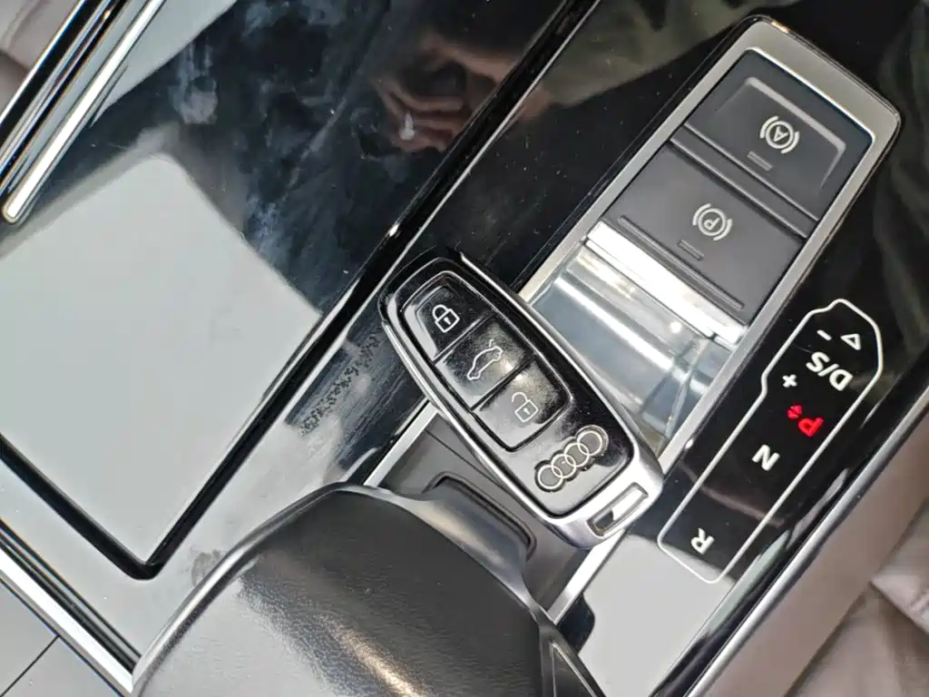 Audi A8 — фото 8