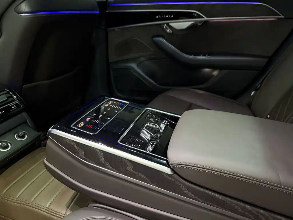 Audi A8 — фото 7