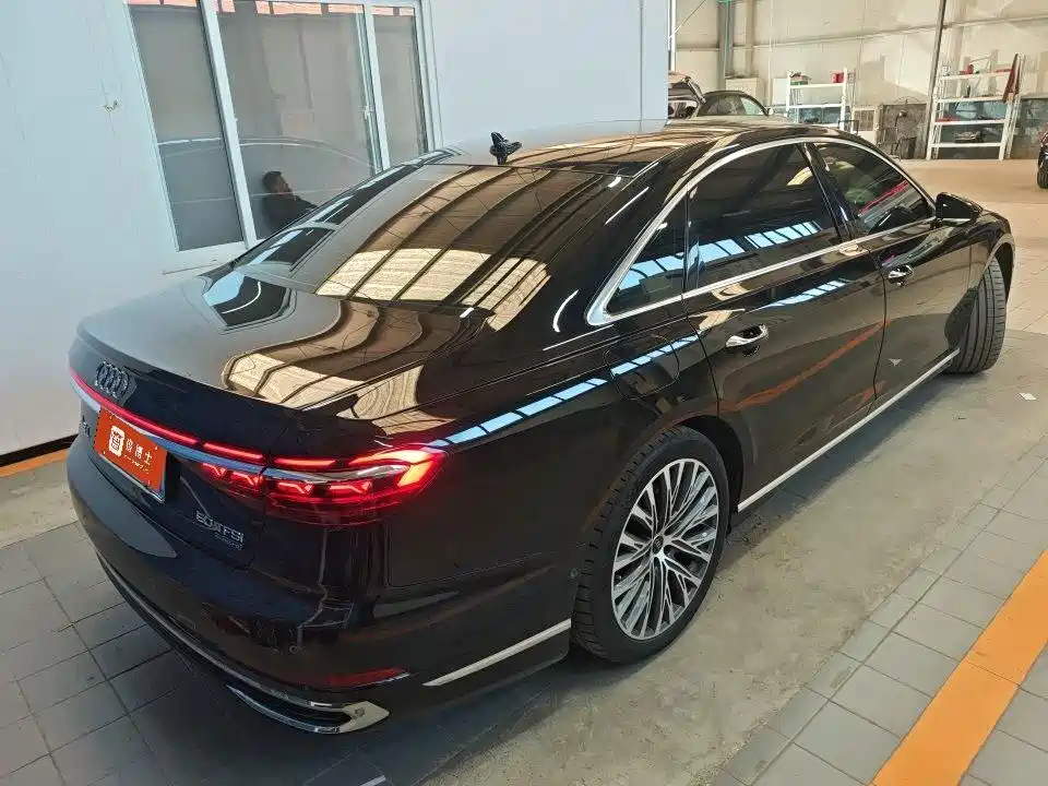 Audi A8 — фото 2