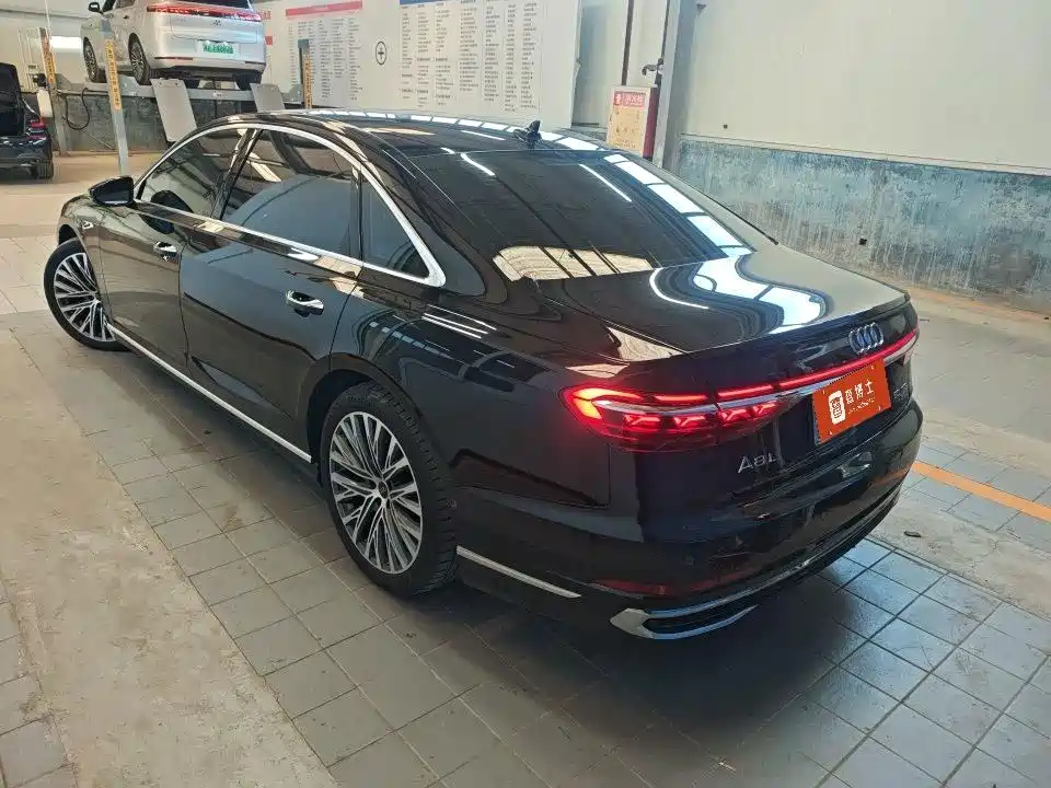 Audi A8 — фото 3