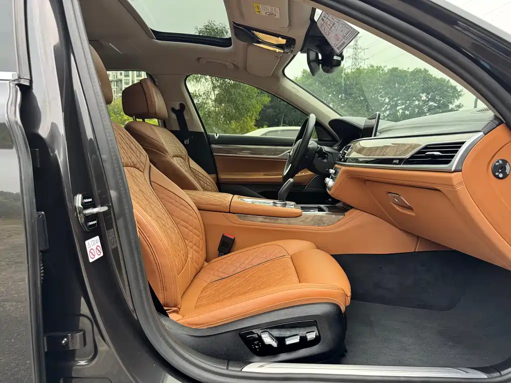BMW 7 Series — фото 13