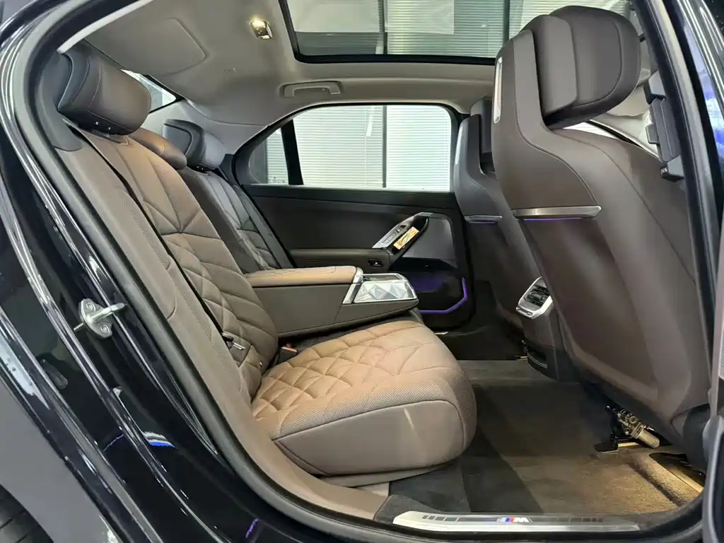 BMW 7 Series — фото 11