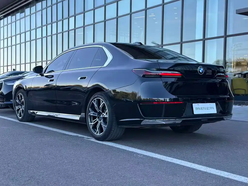BMW 7 Series — фото 15