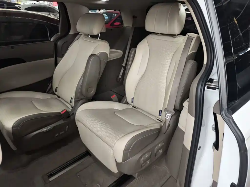 Kia Carnival — фото 16