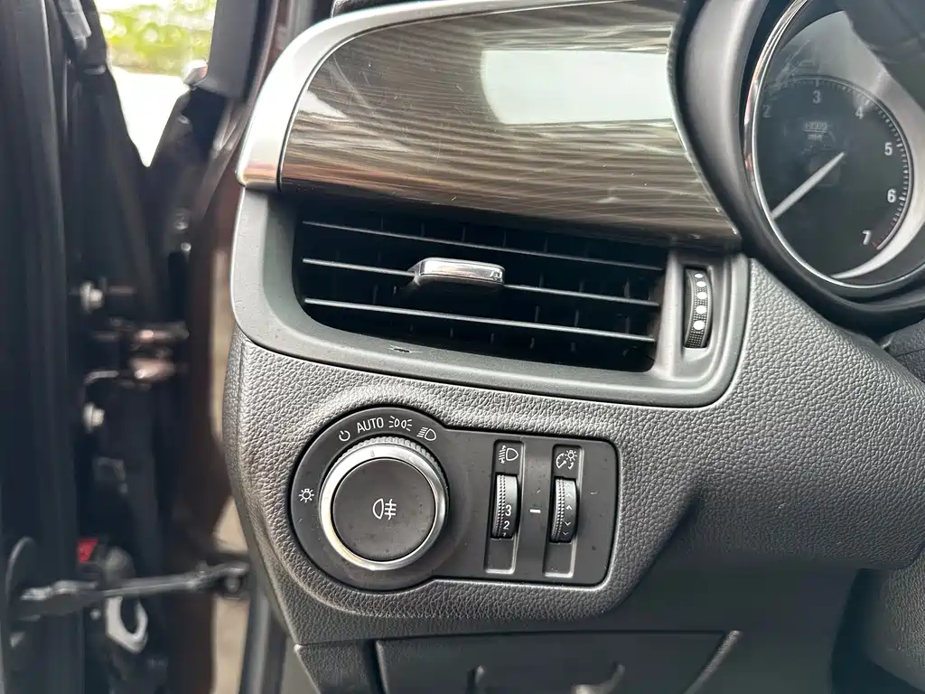 Buick Envision Plus — фото 18