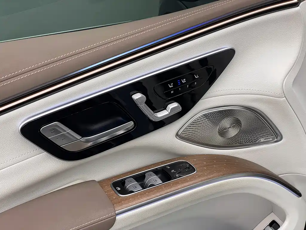 Mercedes-Benz EQS SUV — фото 6