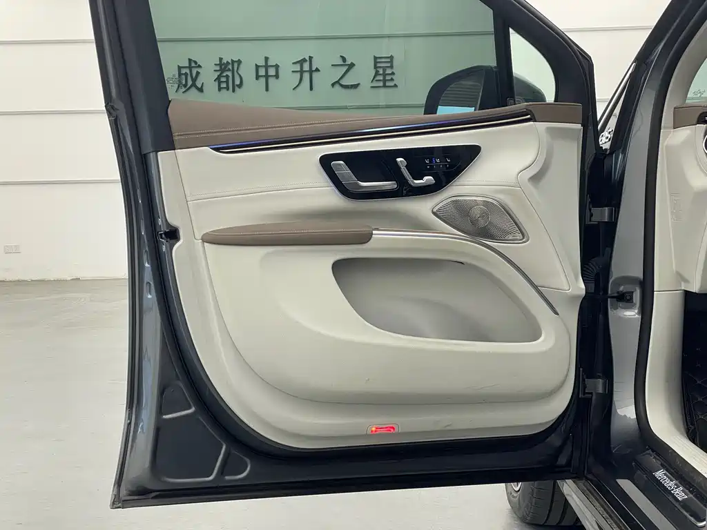 Mercedes-Benz EQS SUV — фото 7