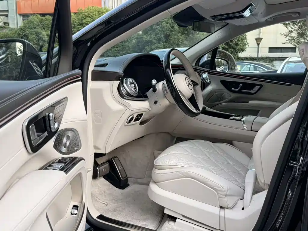Mercedes-Benz EQS SUV — фото 3