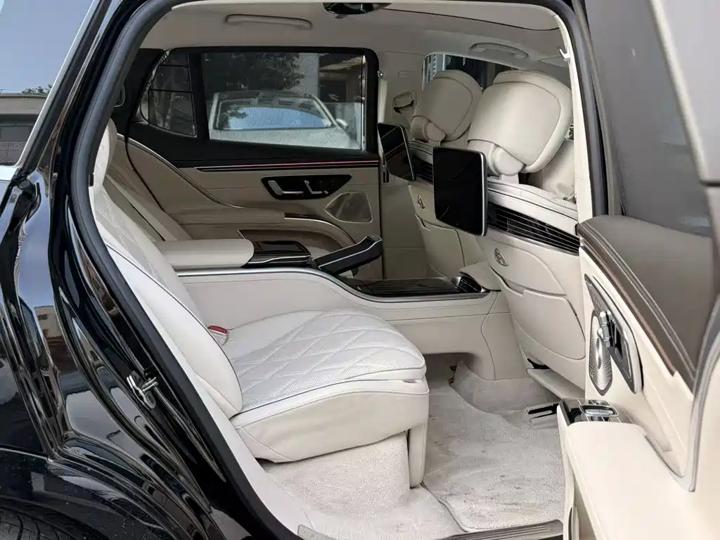 Mercedes-Benz EQS SUV — фото 6