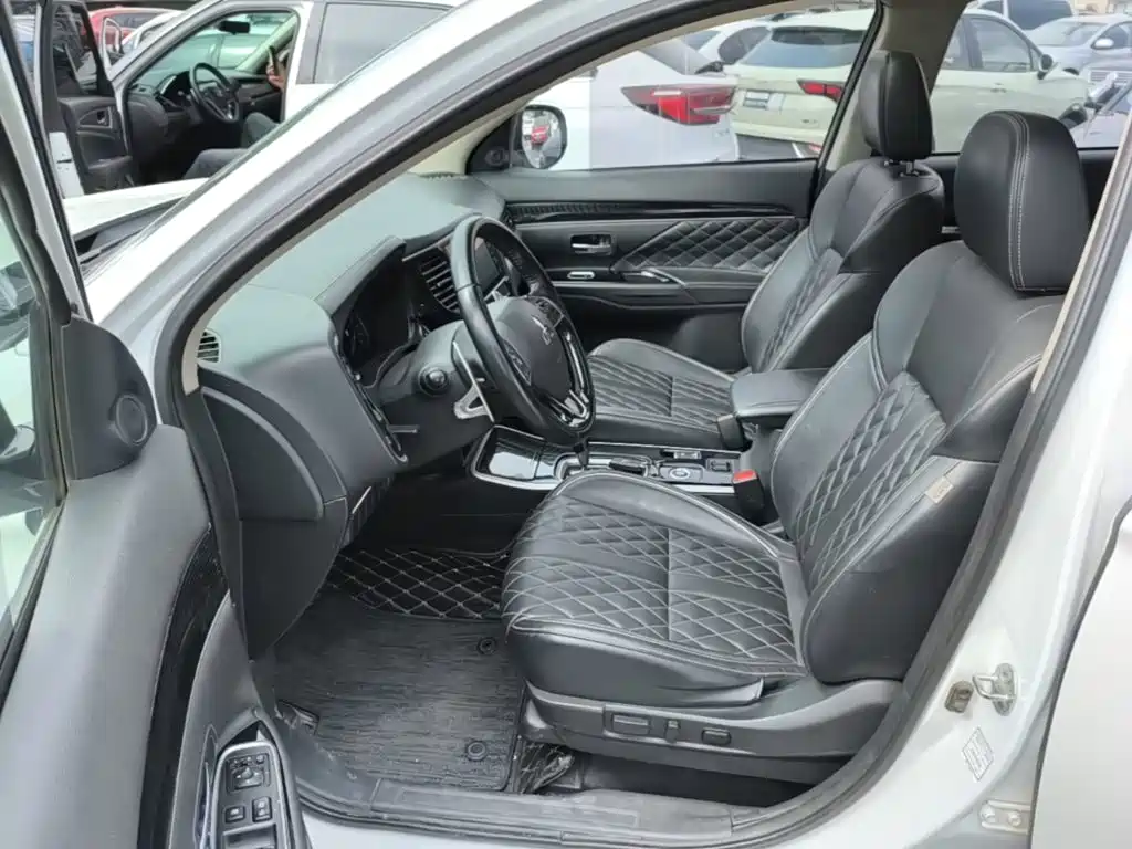 Mitsubishi Outlander — фото 14