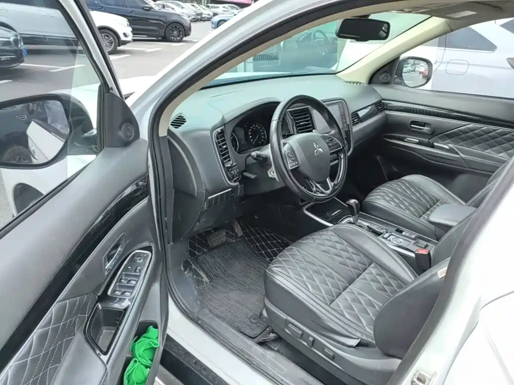 Mitsubishi Outlander — фото 15
