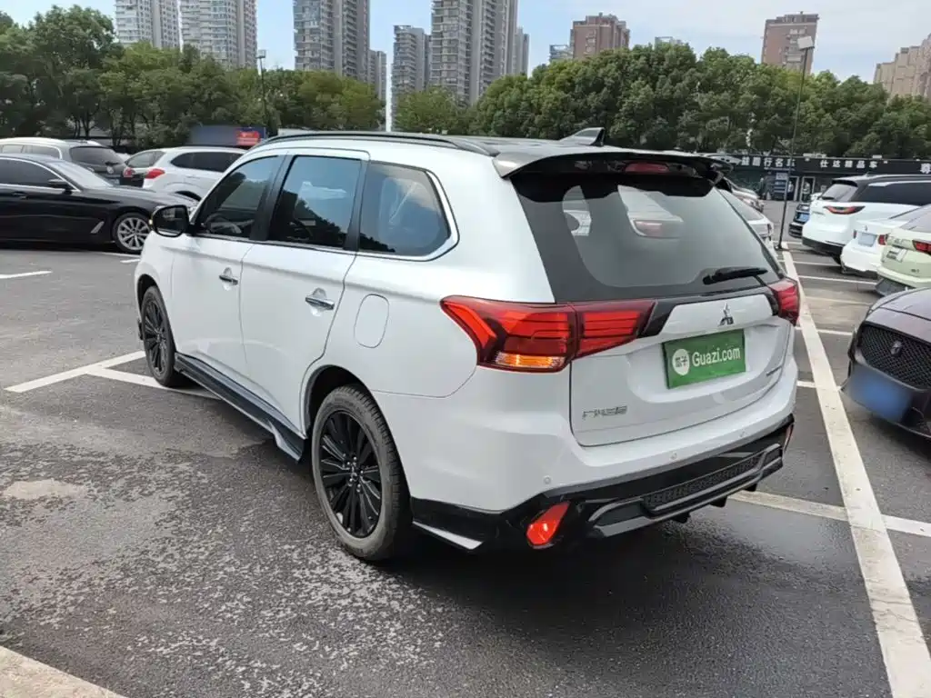 Mitsubishi Outlander — фото 4