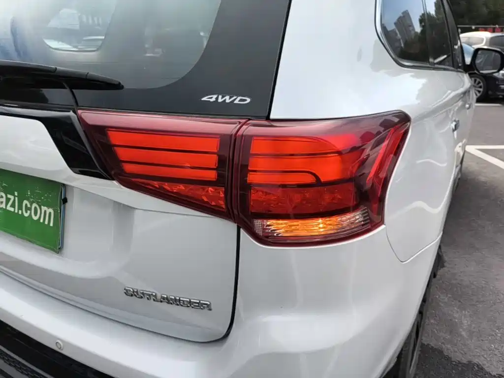Mitsubishi Outlander — фото 7