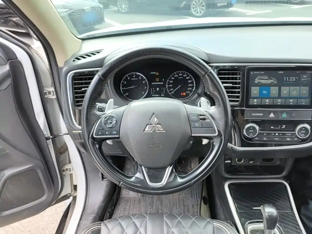 Mitsubishi Outlander — фото 10