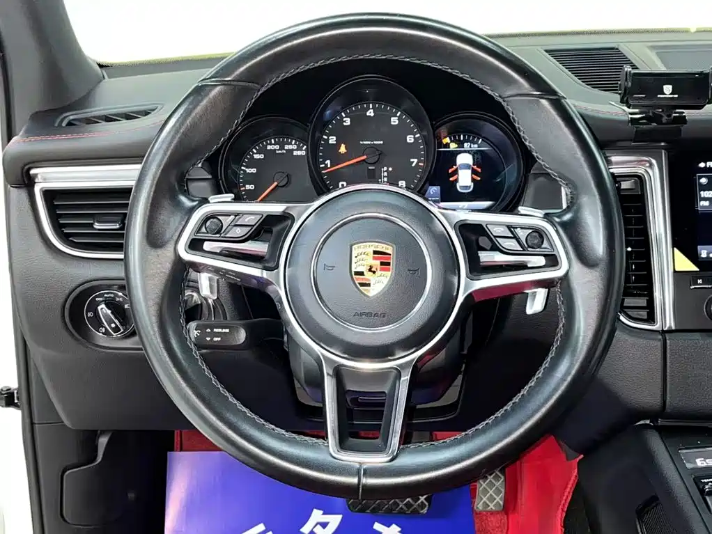 Porsche Macan — фото 9