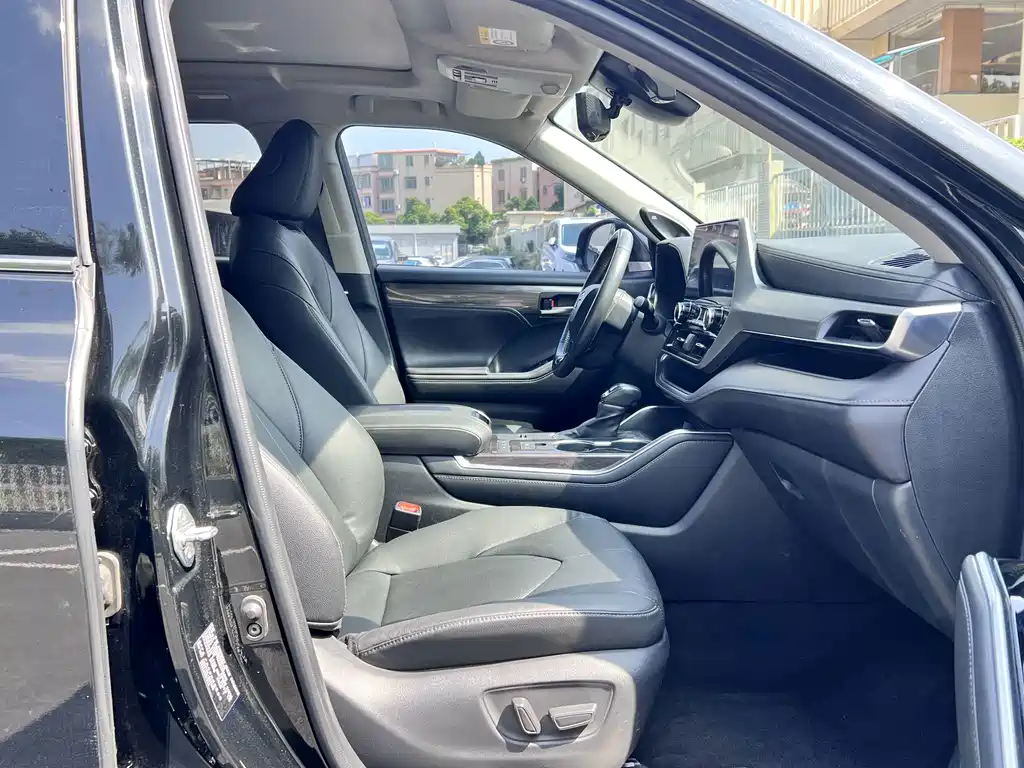 Toyota Highlander — фото 19