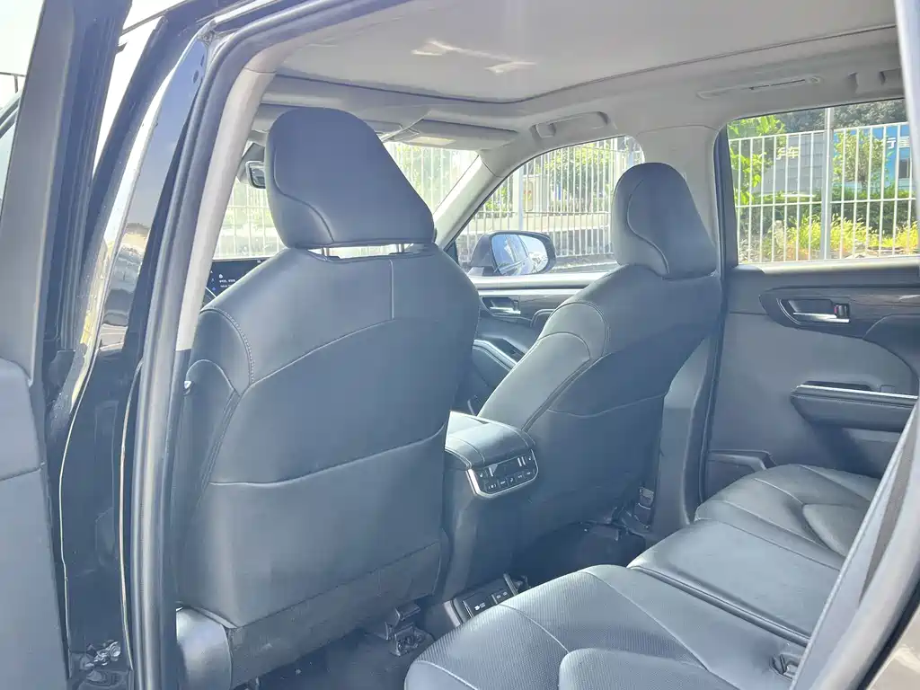 Toyota Highlander — фото 10