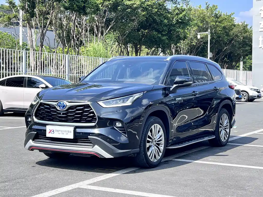 Toyota Highlander — фото 1
