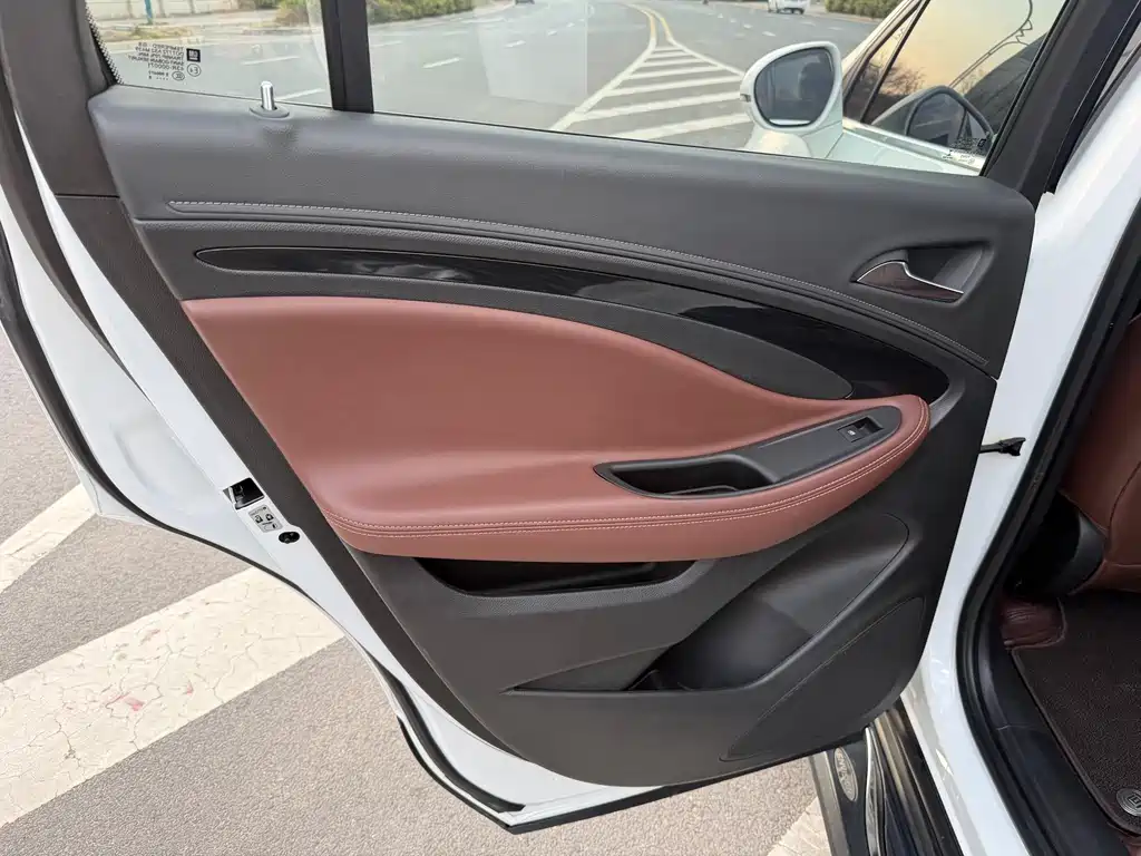 Buick Envision Plus — фото 11