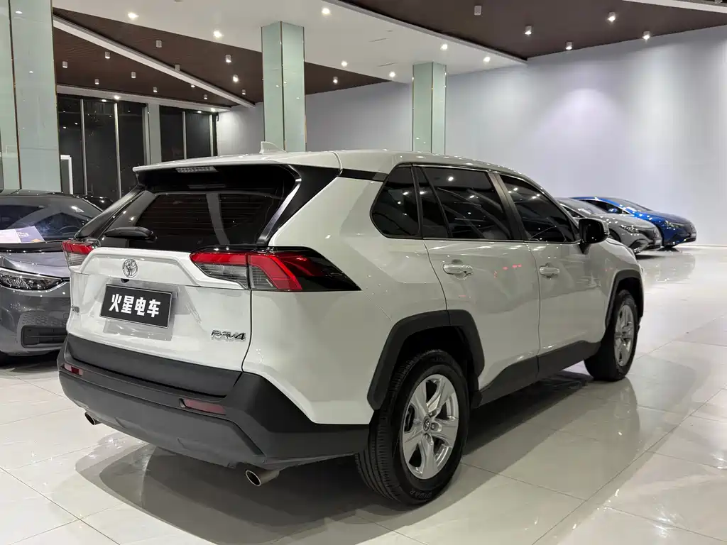 Toyota RAV4 — фото 10