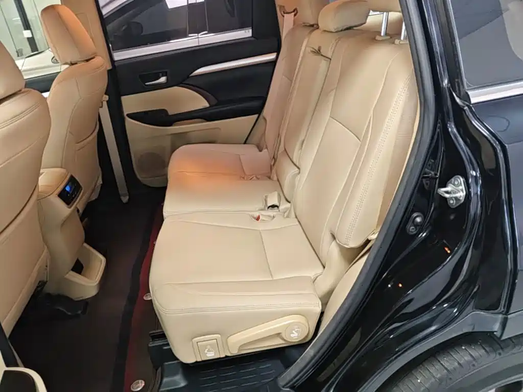 Toyota Highlander — фото 16