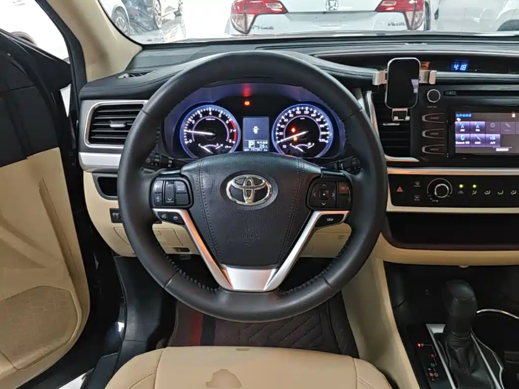 Toyota Highlander — фото 10