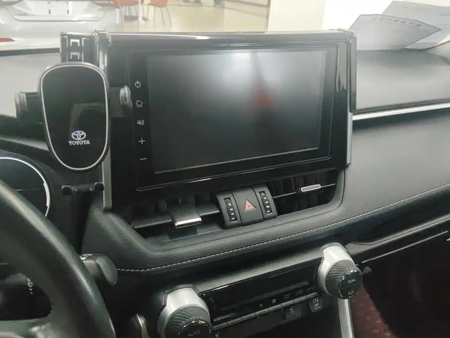 Toyota RAV4 — фото 13