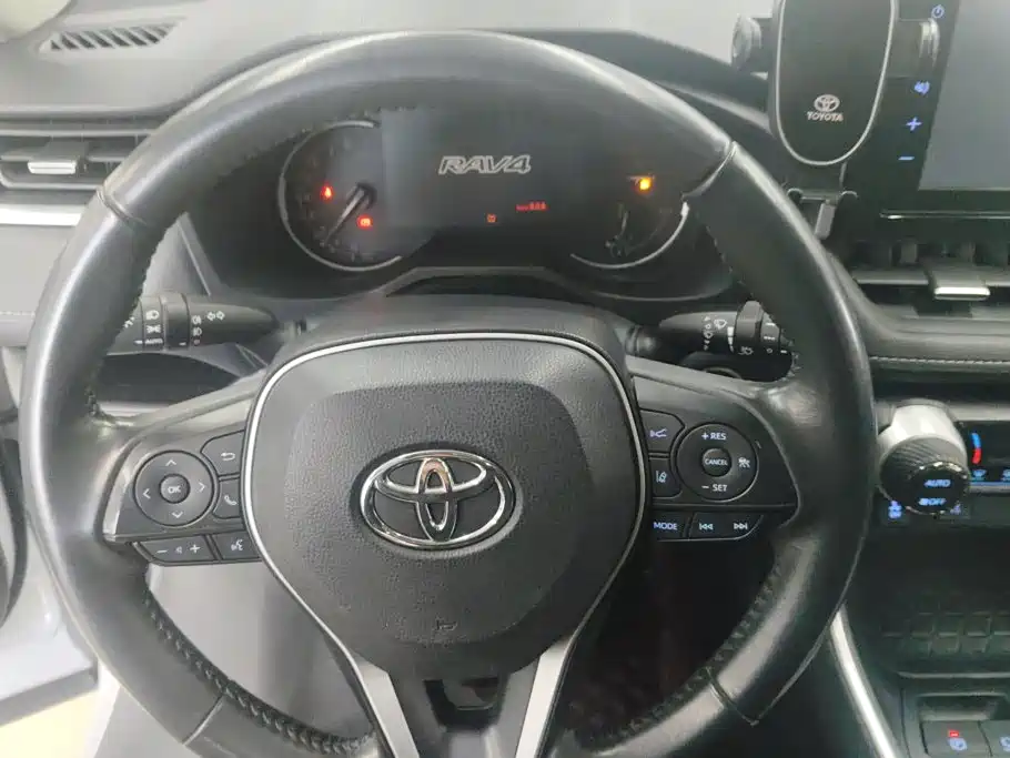 Toyota RAV4 — фото 15