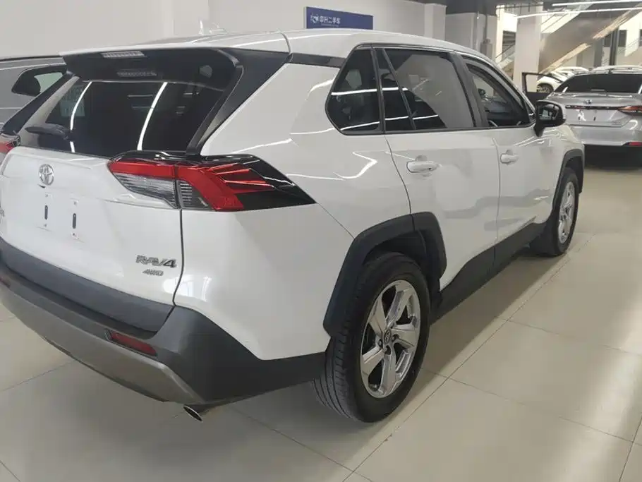 Toyota RAV4 — фото 3
