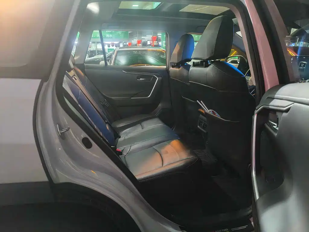 Toyota RAV4 — фото 11