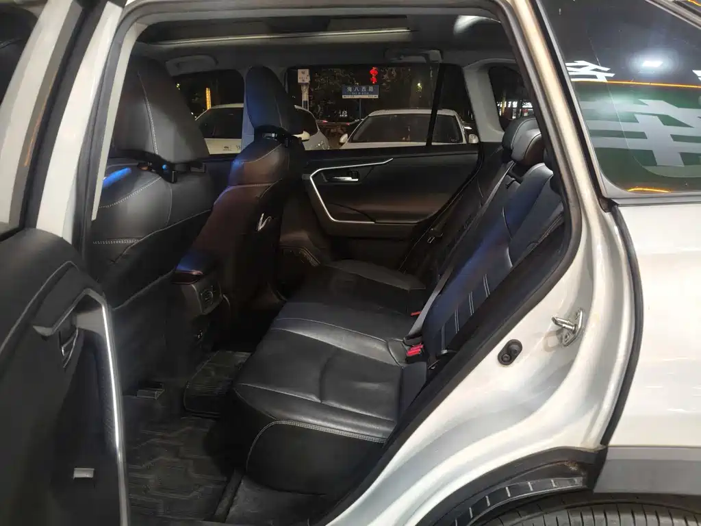 Toyota RAV4 — фото 9