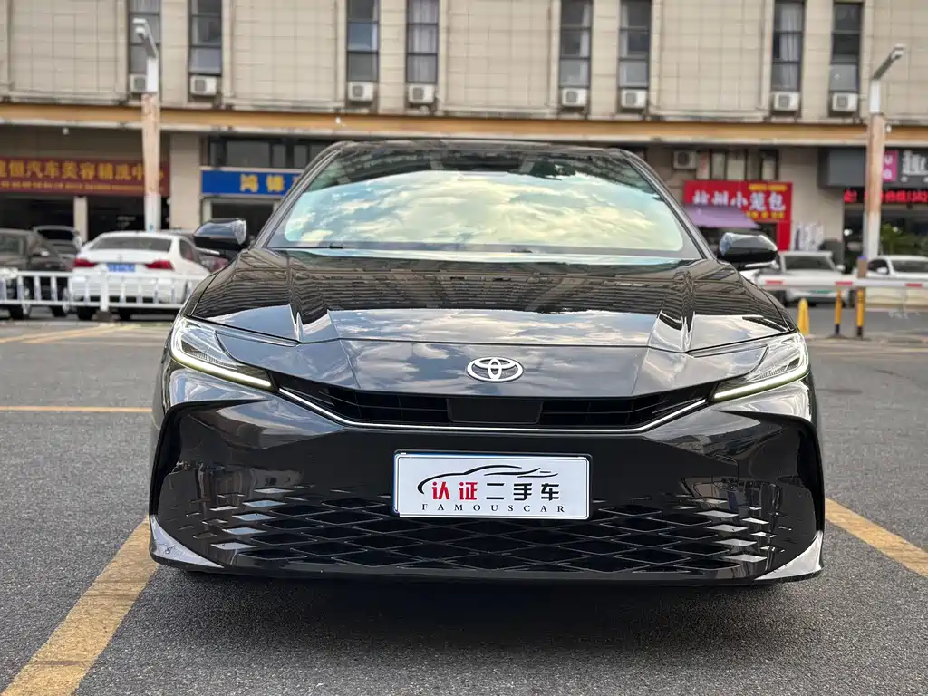 Toyota Camry — фото 2