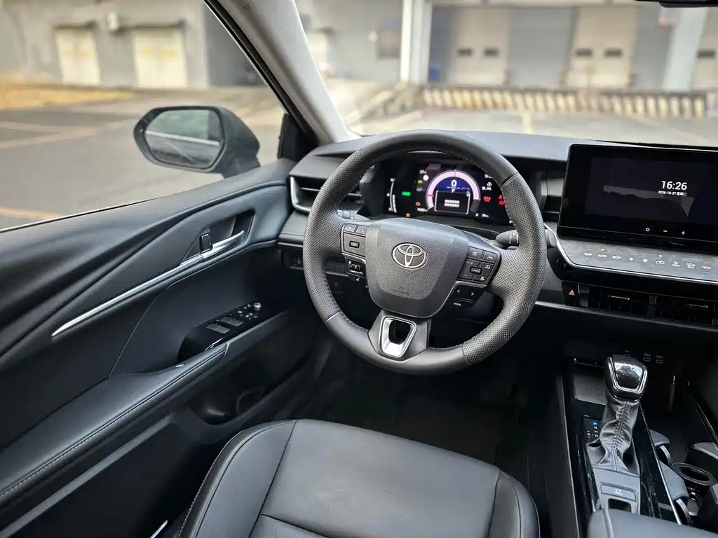 Toyota Camry — фото 13