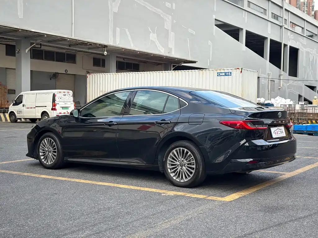 Toyota Camry — фото 16
