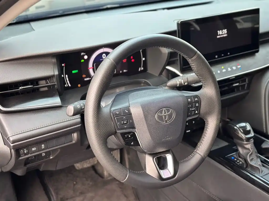 Toyota Camry — фото 6