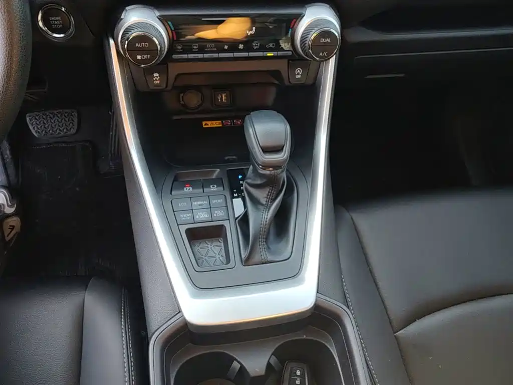 Toyota RAV4 — фото 13